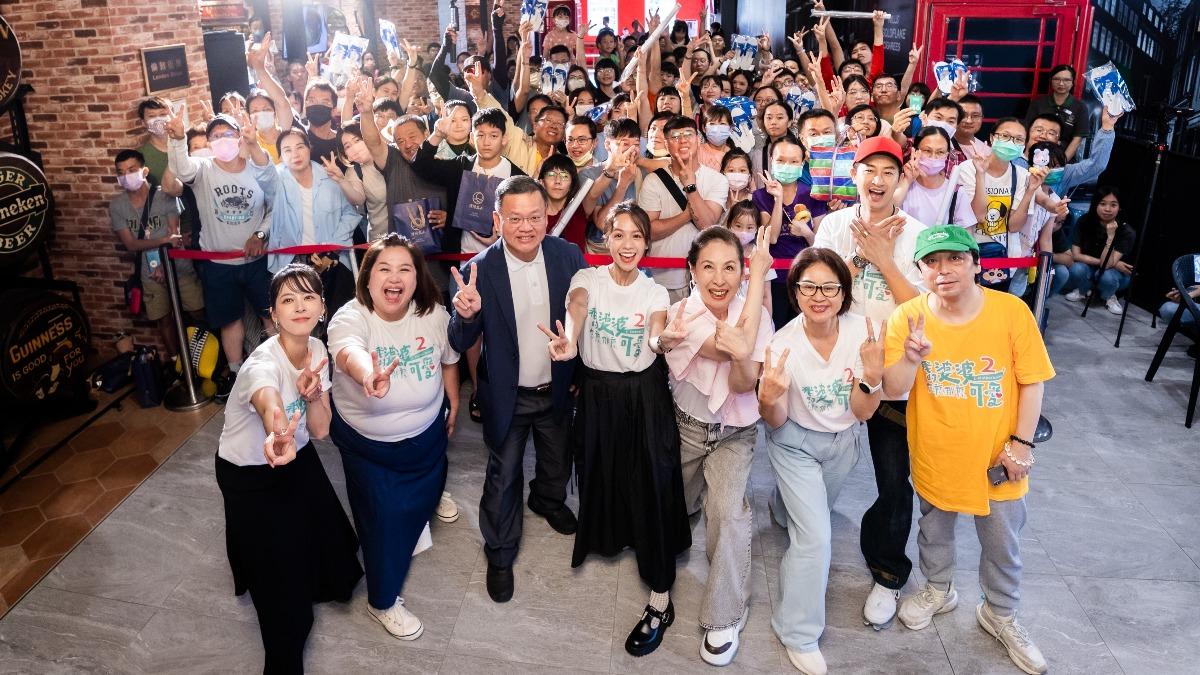 蘇晏霈(左起)、鍾欣凌、深緣及水董事長林昭圍、黃姵嘉、丁也恬、製作人陳慧玲、Darren邱凱偉、公視企劃部經理蘇義雄會粉絲。(圖/公視提供)