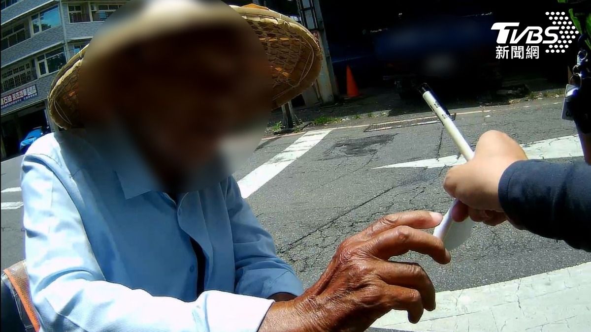 百歲翁偷溜家門!太熱「當機」路邊猛撞樹 台中警暖心解圍
