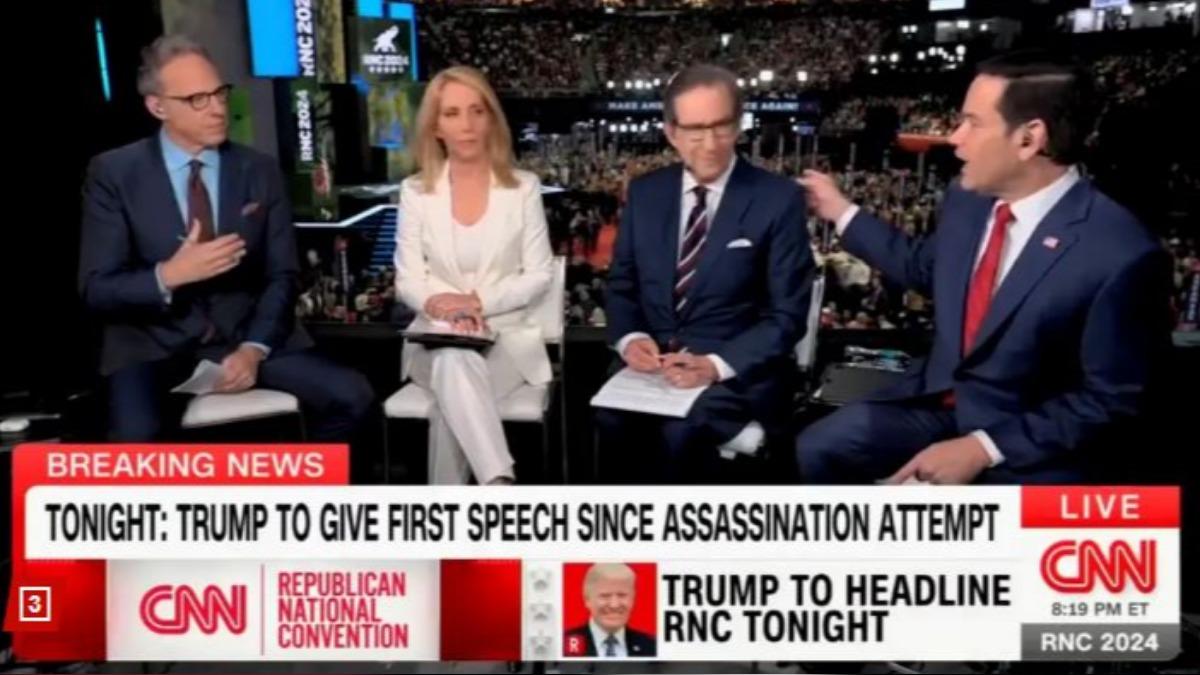 CNN主播傑克·塔珀（Jake Tapper）在節目中直接諷刺：「我們是現場直播的，不像一些只用大LED螢幕。他們的名字我就不說了。」暗諷MSNBC。（圖／擷取自nypost）