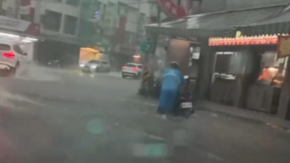 永康保生宮前面的街道也發生淹水,有騎士下車徒步牽著機車行走。(圖/翻攝自臉書台南大小事)