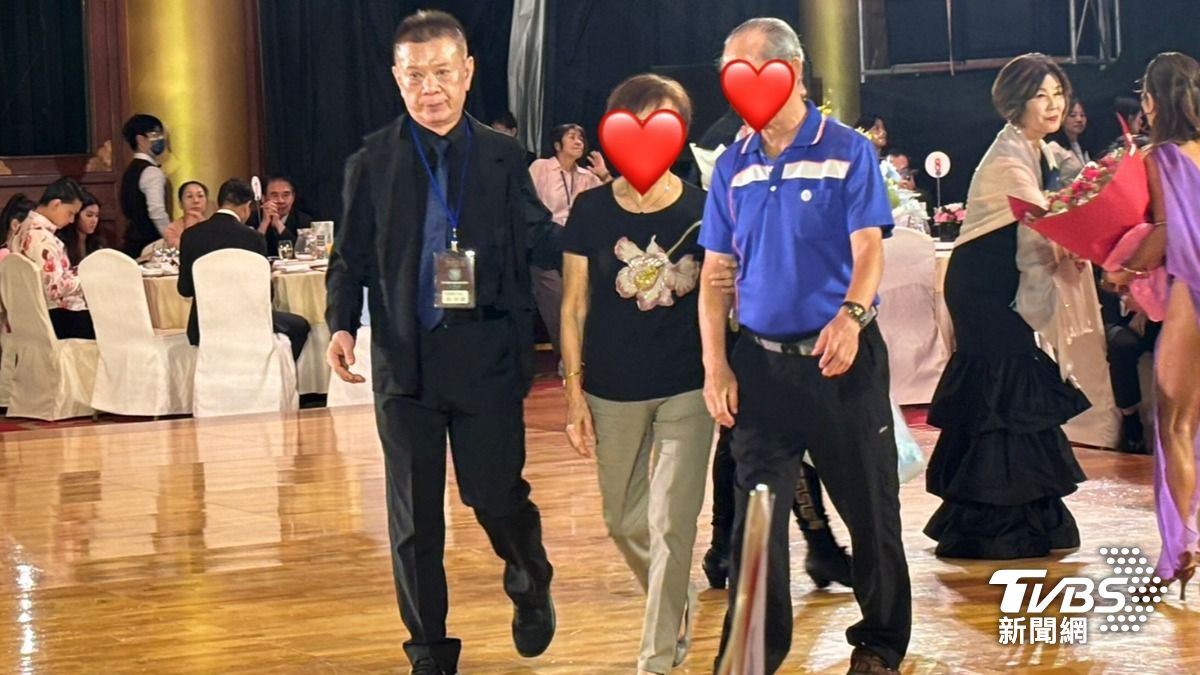 劉真的父母上台接受掌聲。(圖/林彥君攝)