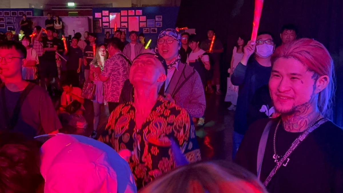 重讀(右)陪孫安佐一起出席活動。(圖/讀者提供)