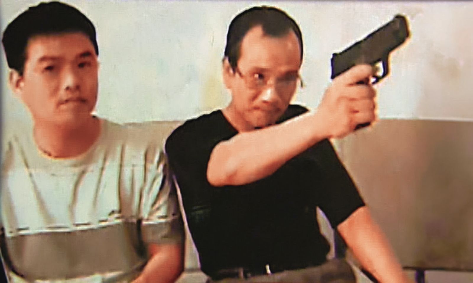 薛球(右)陳益華(左)在中國錄製光碟,並寄回台灣恐嚇演藝圈大咖。(圖/翻攝畫面)