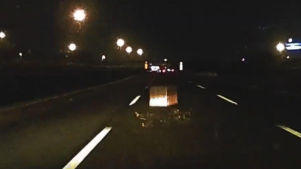 駕駛公布行車紀錄器，只見洗衣機出現在道路上，駕駛閃避不及直接撞上。（圖／翻攝自臉書爆料公社）