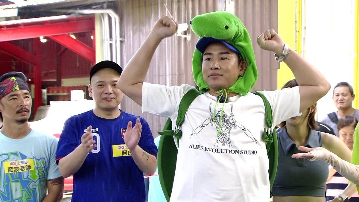 歐漢聲現身挑戰遊戲。(圖/民視提供)