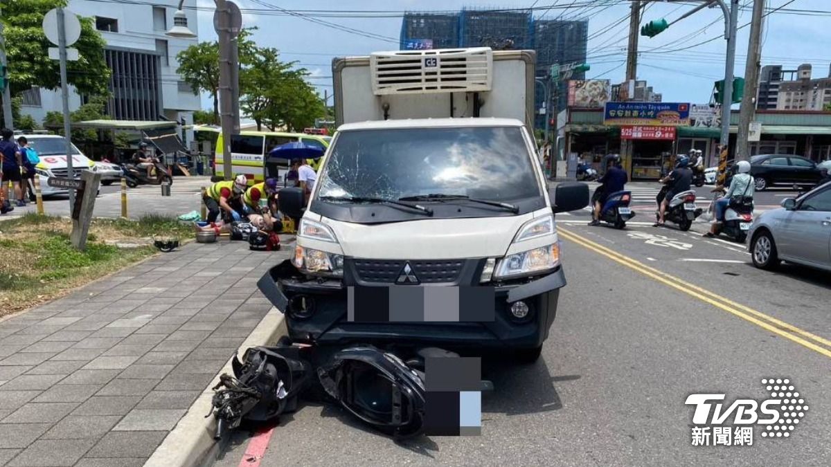 洪姓騎士當場被撞飛,警消到場搶救後仍不治。(圖/TVBS)