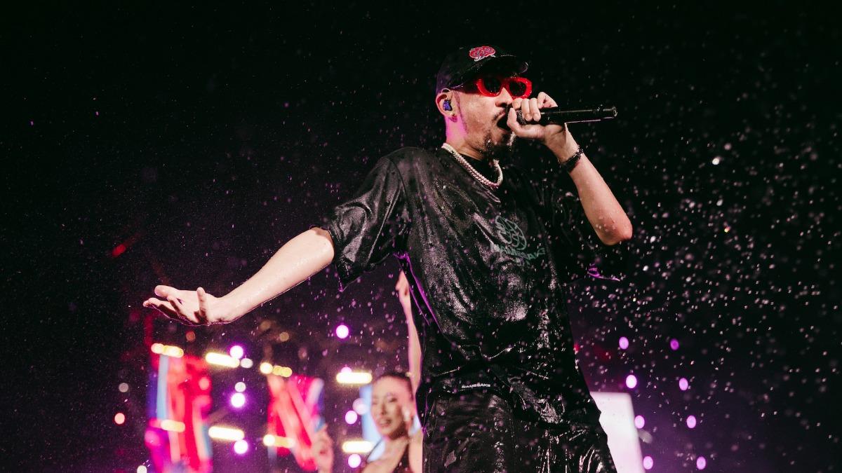 才剛拿金曲歌王！熱狗唱一半無預警「報喜」　選在聖誕節前後