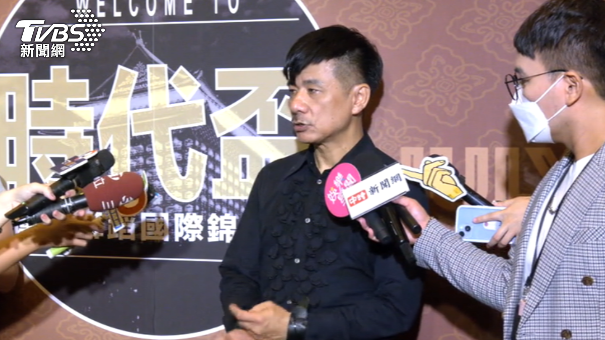 劉真道別舞會追憶 年邁父母現身授花「落淚道別」