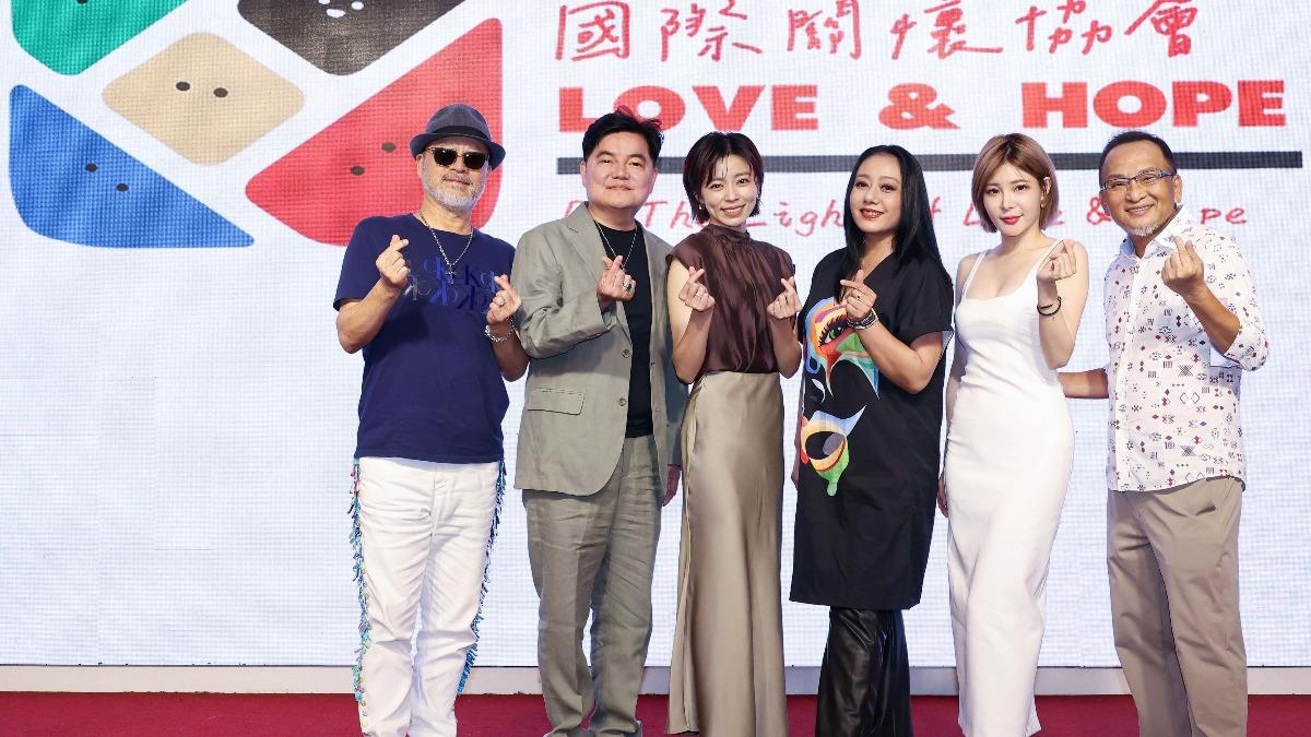 孔鏘(右起)、孟慶而、高慧君、王瞳;林宏銘、班鐵翔為愛與希望國際關懷協會愛心獻唱。(圖/台灣愛與希望國際關懷協會提供)