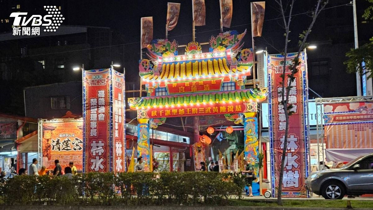 知名海線大老林水樹的名字也大喇喇地掛在宮廟大門。（圖／民眾提供）