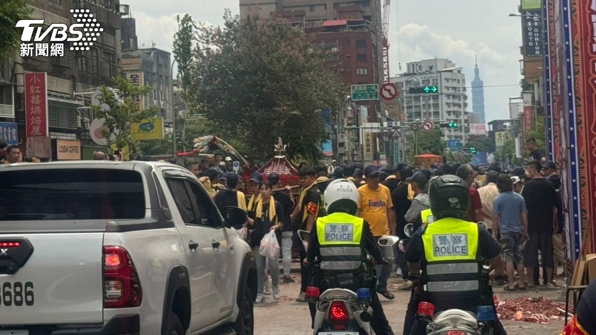 萬華分局在遶境活動中派出警力全程監控。（圖／TVBS）