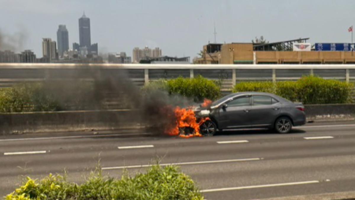 車頭被猛烈火舌吞沒,並冒出濃濃黑煙。(圖/翻攝自記者爆料網)