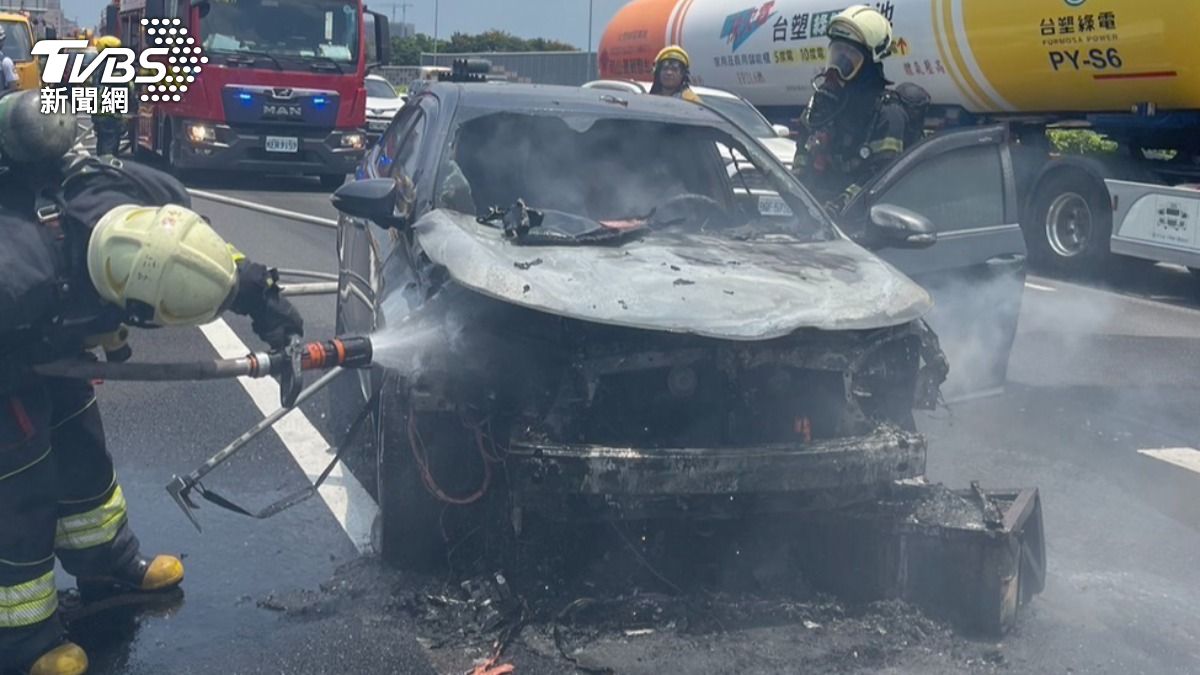 快訊/國1猛烈火燒車!車頭直竄火舌、黑煙 驚人畫面曝