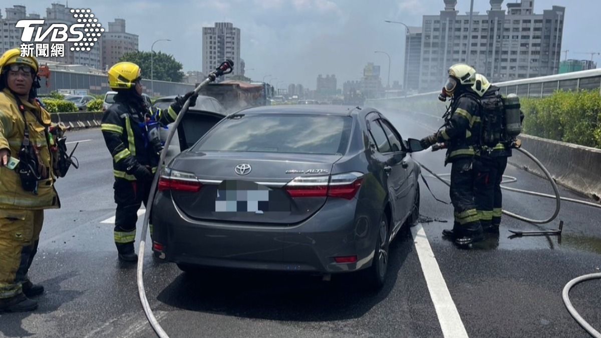 高雄市消防局出動3車8人前往將火勢撲滅。(圖/TVBS)