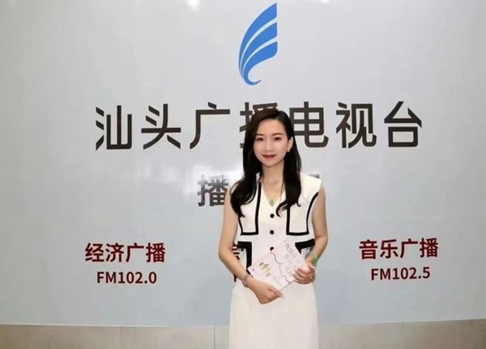 絕美小三曝光,引發暴動。(翻攝自微博)