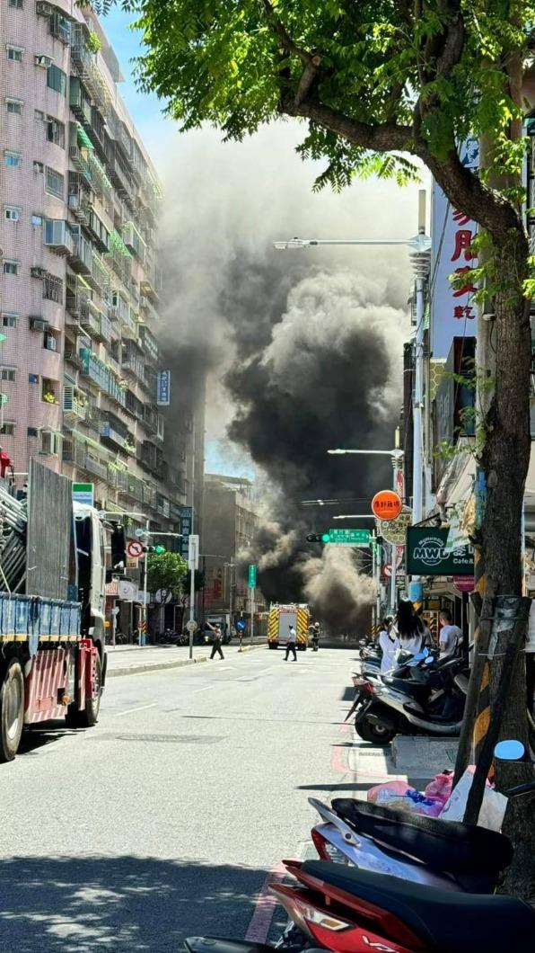 火警現場黑煙直竄天際,相當嚇人。(圖/民眾提供)