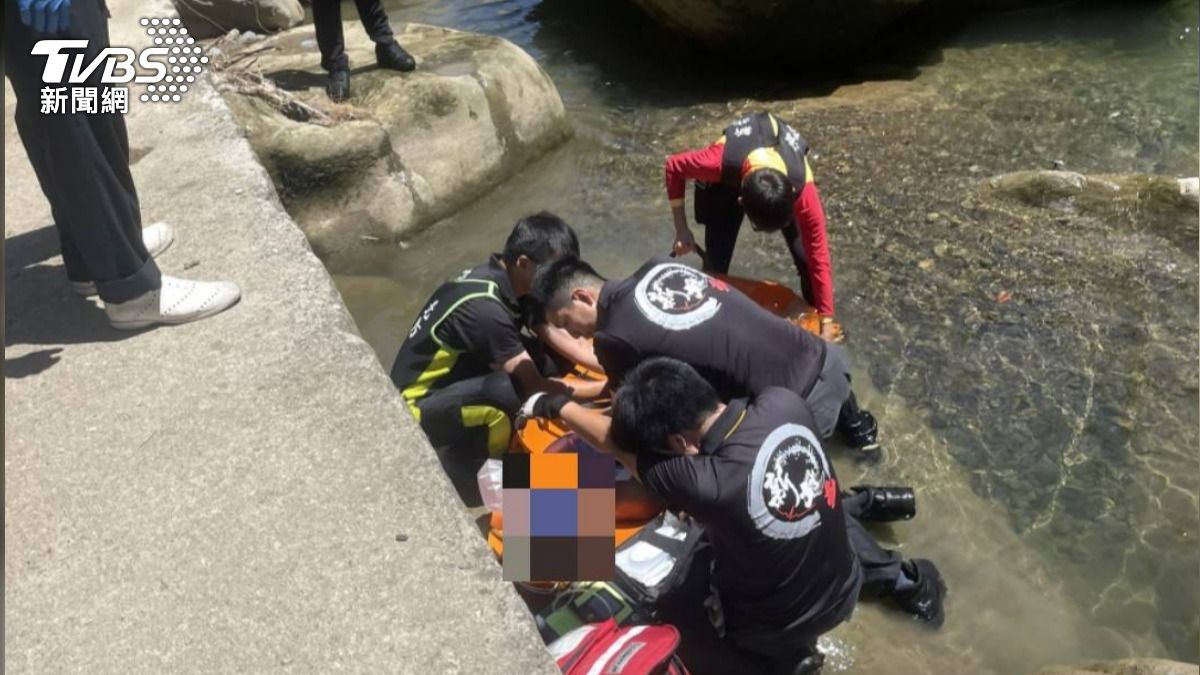 溺水的男子現場已無生命跡象,警消立即施予CPR急救。(圖/TVBS)