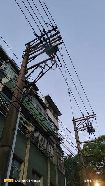 停電當下電線仍持續燃燒。(圖/翻攝自臉書社團路上觀察學院)