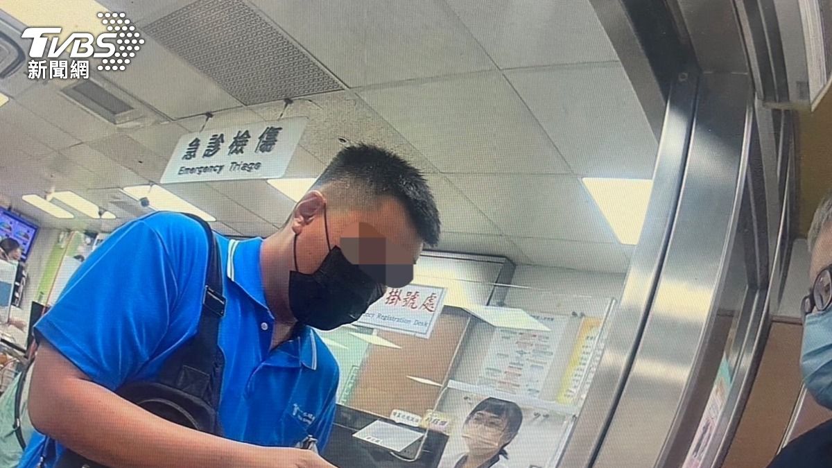 周男在車螺絲時不慎遭機具斷指，警方獲報後協助開道送醫。（圖／TVBS）
