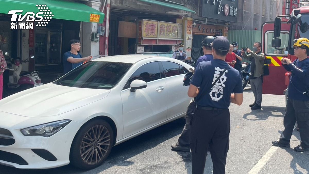 警消獲報後立即前往協助破窗救人。(圖/TVBS)