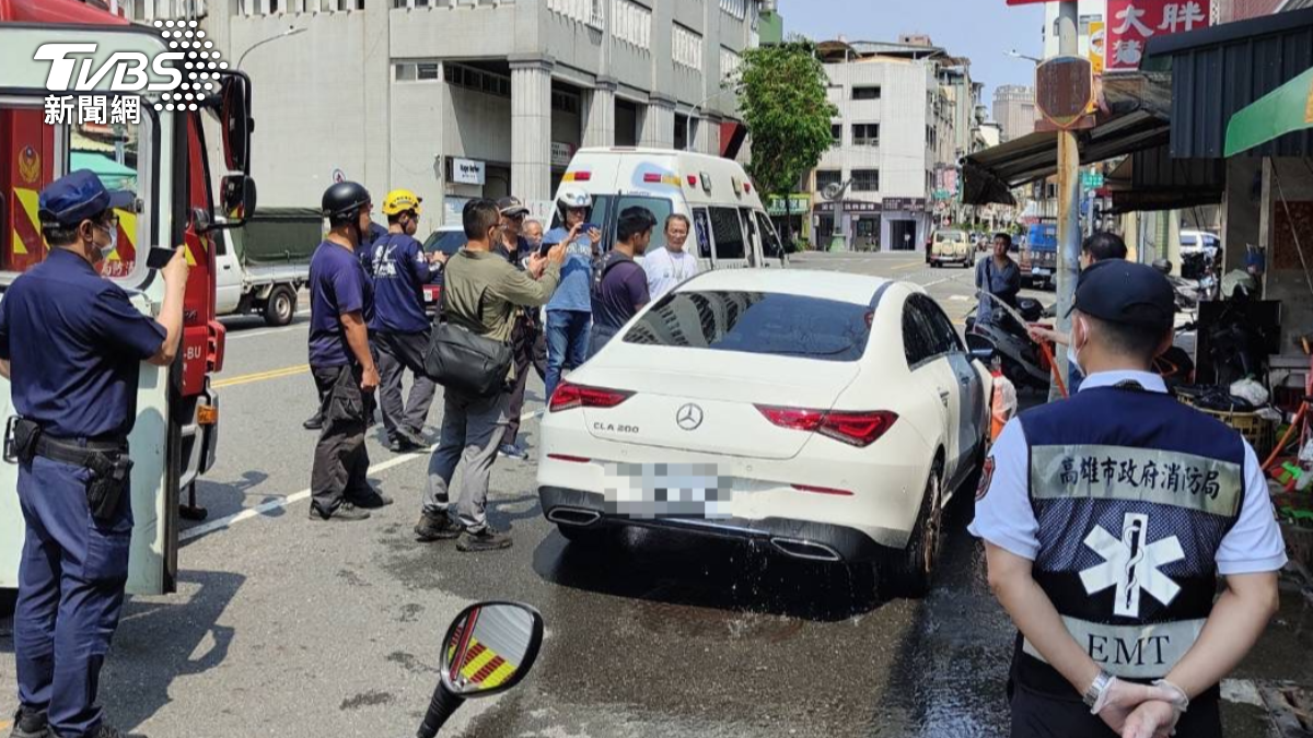 警消破窗過程中,隔壁麵店老闆也潑水協助車體溫度下降。(圖/TVBS)