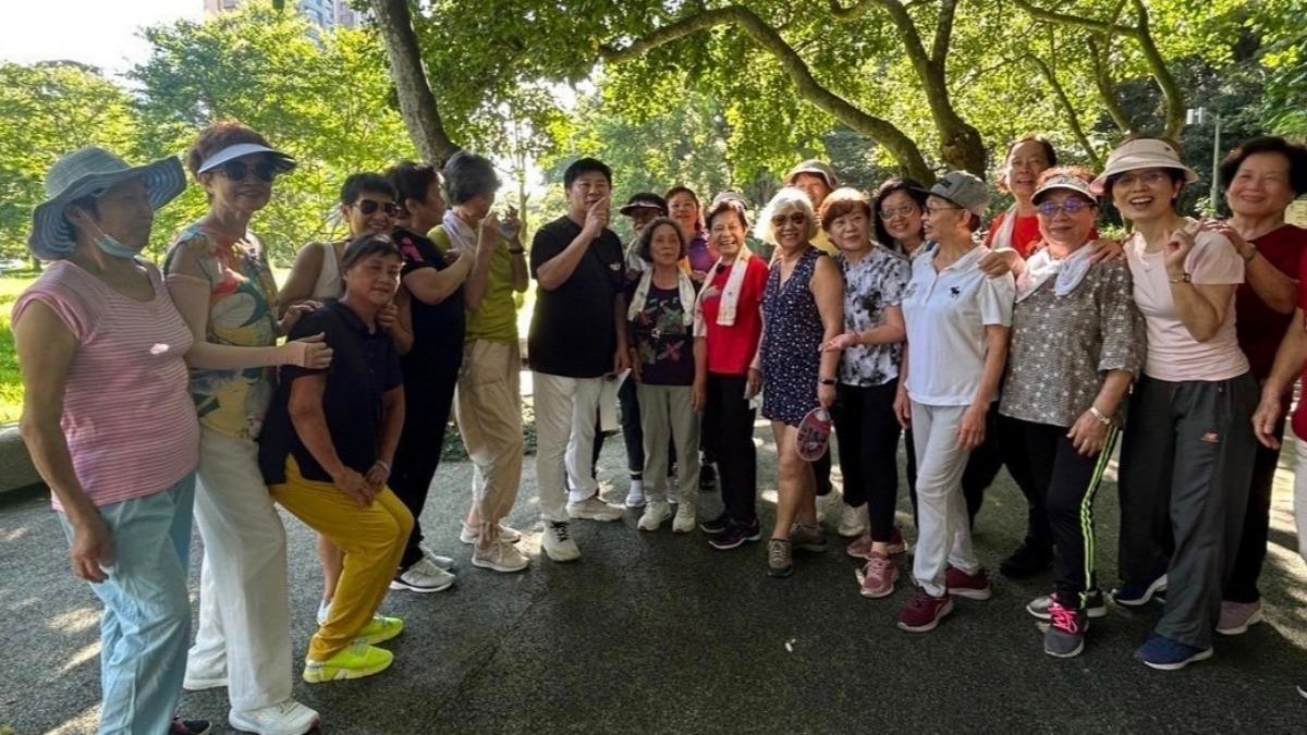 熱情粉絲與胡瓜合影。(圖/下面一位提供)