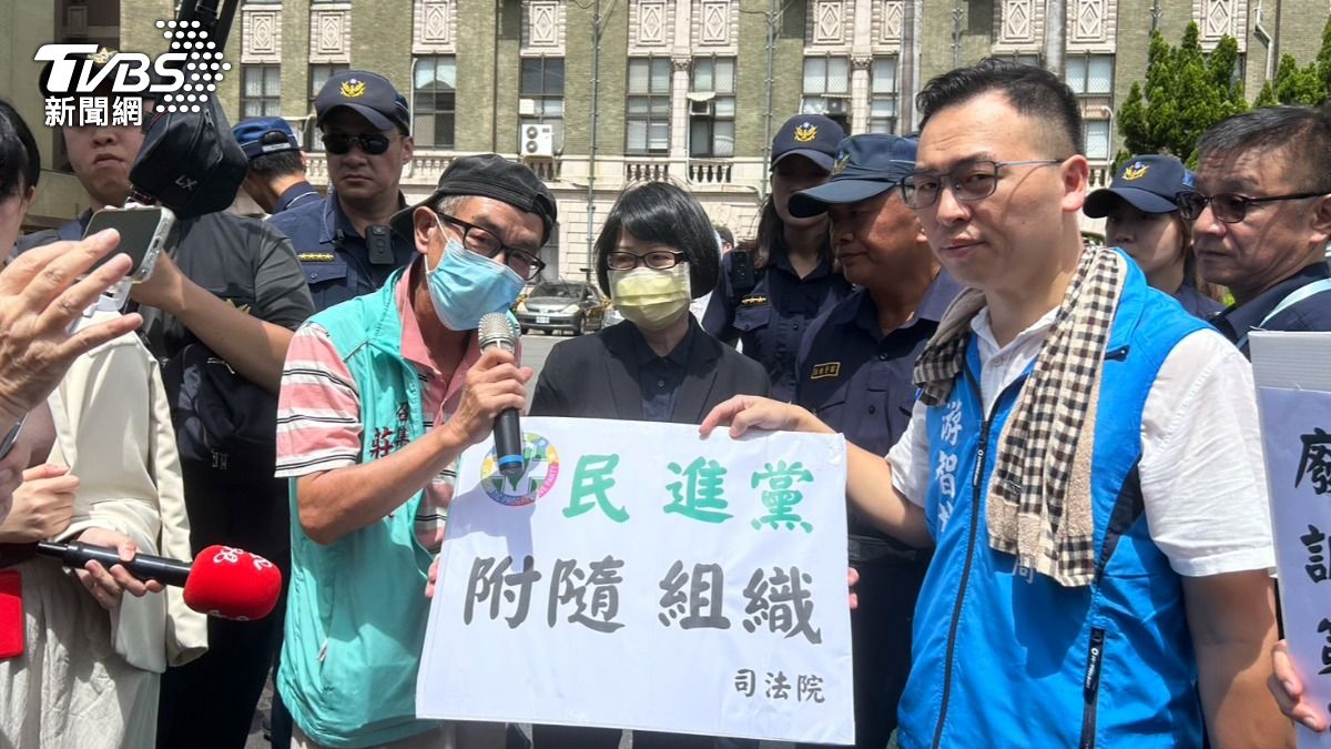 藍天行動聯盟與新黨22日上午到司法院陳情。（圖／TVBS）