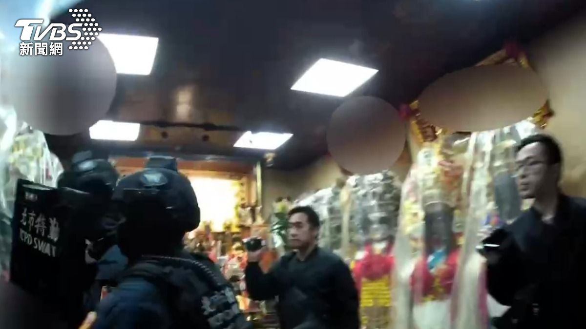利用神明當掩護!三重宮廟藏詐團水房 警逮11人送辦