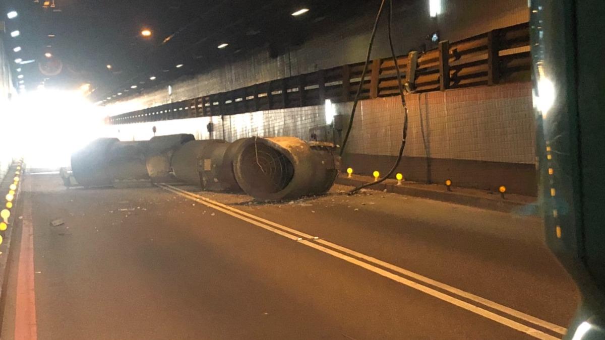 港警前往現場,目前事故正在緊急排除中。(圖/翻攝自記者爆料網)