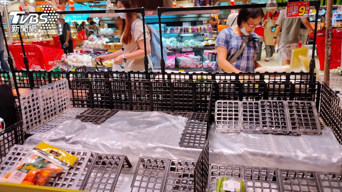 颱風登陸,民眾搶買葉菜類商品。(圖/葉志明攝)