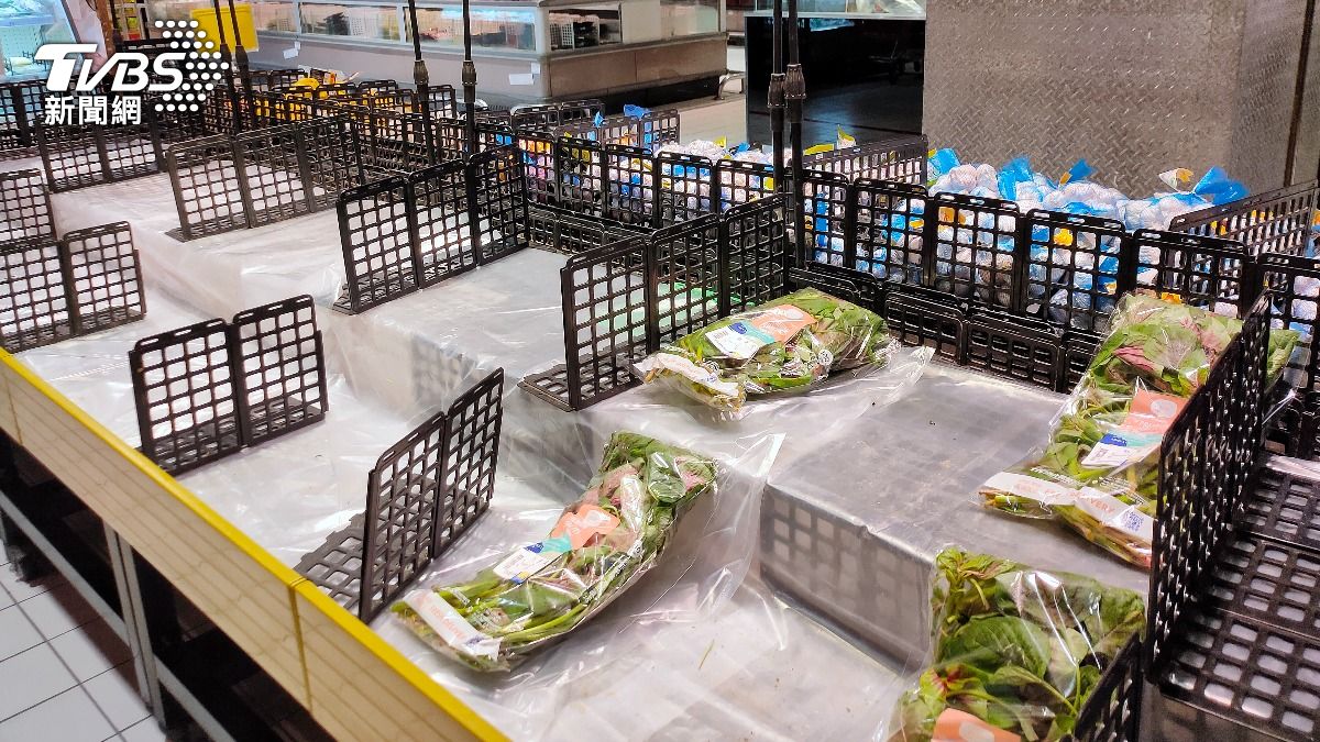 颱風登陸,民眾搶買葉菜類商品。(圖/葉志明攝)