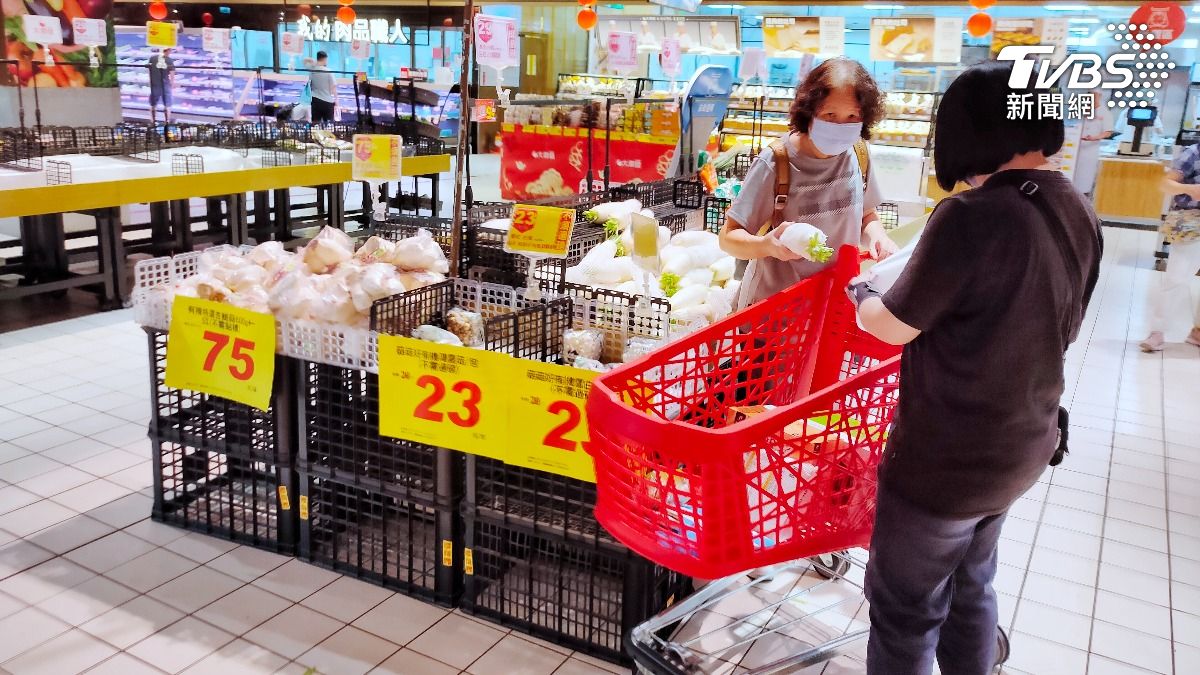 颱風來襲,民眾紛紛前往賣場採買物資。(圖/葉志明攝)