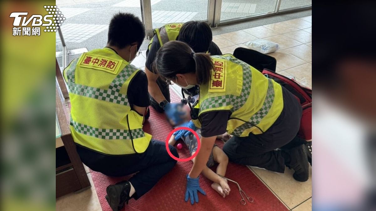 台中2歲童吞「直徑4公分玩具球」一度無心跳 路過警CPR救回