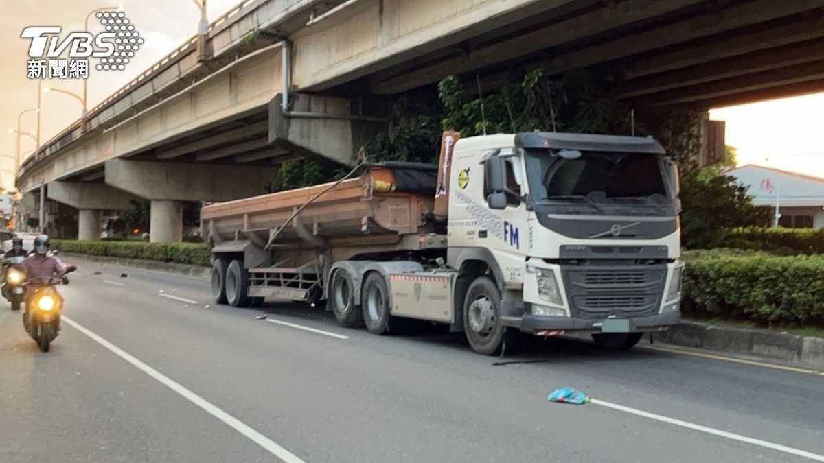 快訊/高雄死亡車禍!大貨車猛撞機車 女騎士慘淪「車下亡魂」