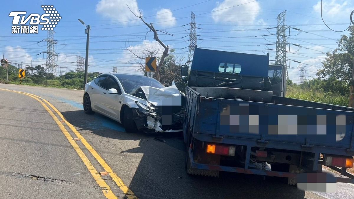 台中3百萬特斯拉逆向對決貨車！車頭毀釀3傷　電池冷卻液染藍馬路