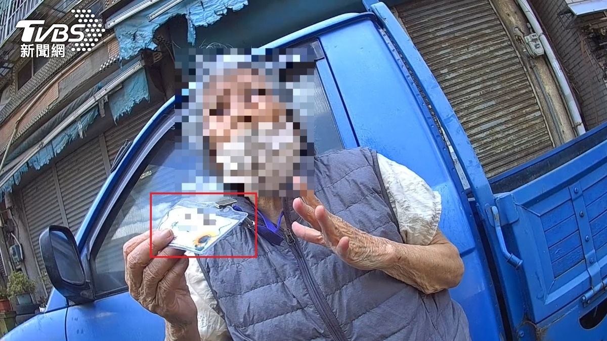 警方在老婦身上,發現掛有護理之家的識別證。(圖/TVBS)