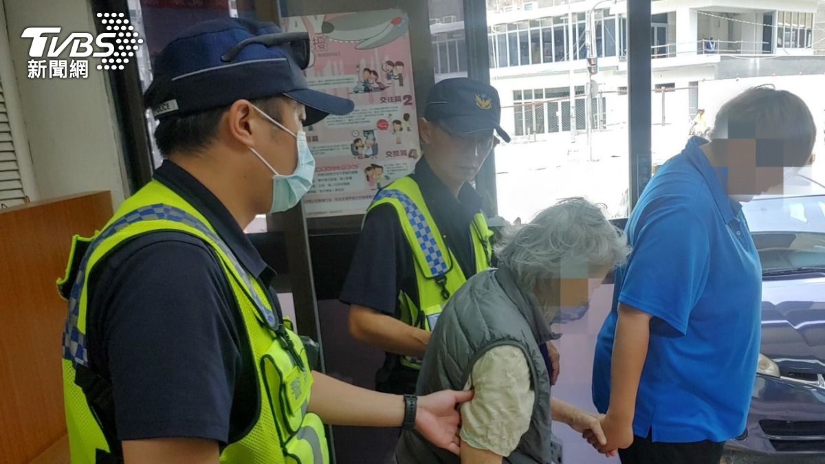 傅婦想回到記憶中的家,於是趁司機不注意時擅自離開。(圖/TVBS)