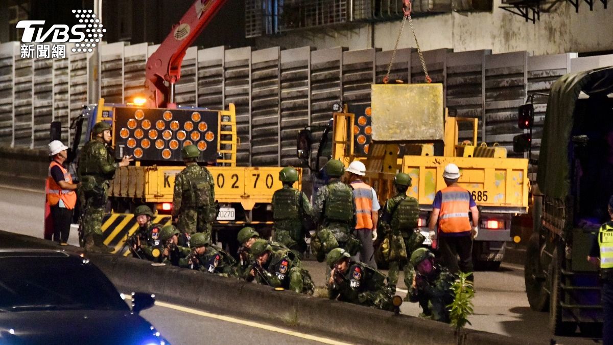 國軍演練防堵共軍通過橋梁進入台北市。(圖/胡瑞麒攝)