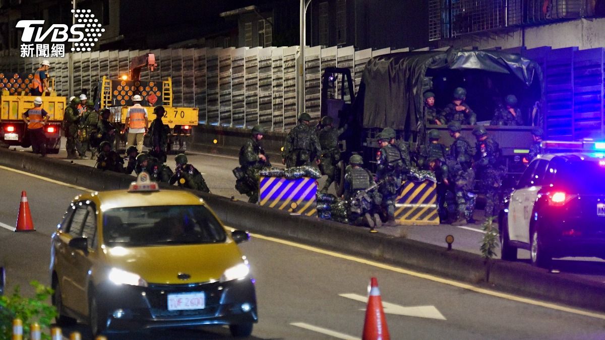 國軍在華翠橋模擬敵特工人員、車輛突襲管制區,與軍警駁火之情況。(圖/胡瑞麒攝)