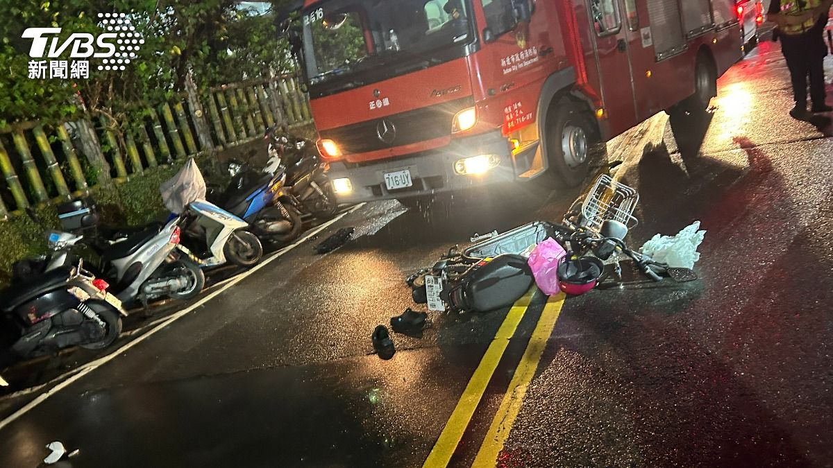 女騎士經過t車禍現場不慎遭四散零件波及摔車受傷送醫。(圖/TVBS)