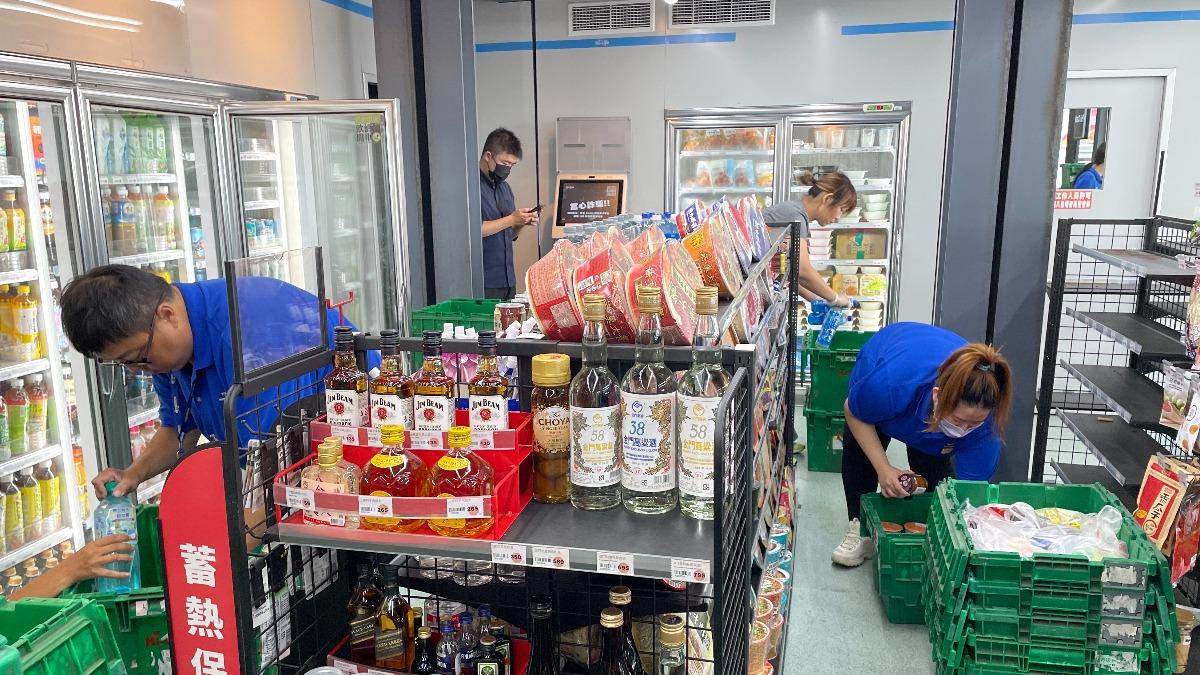 萊爾富三重美堤店開始進行打包、撤離作業。(圖/萊爾富提供)