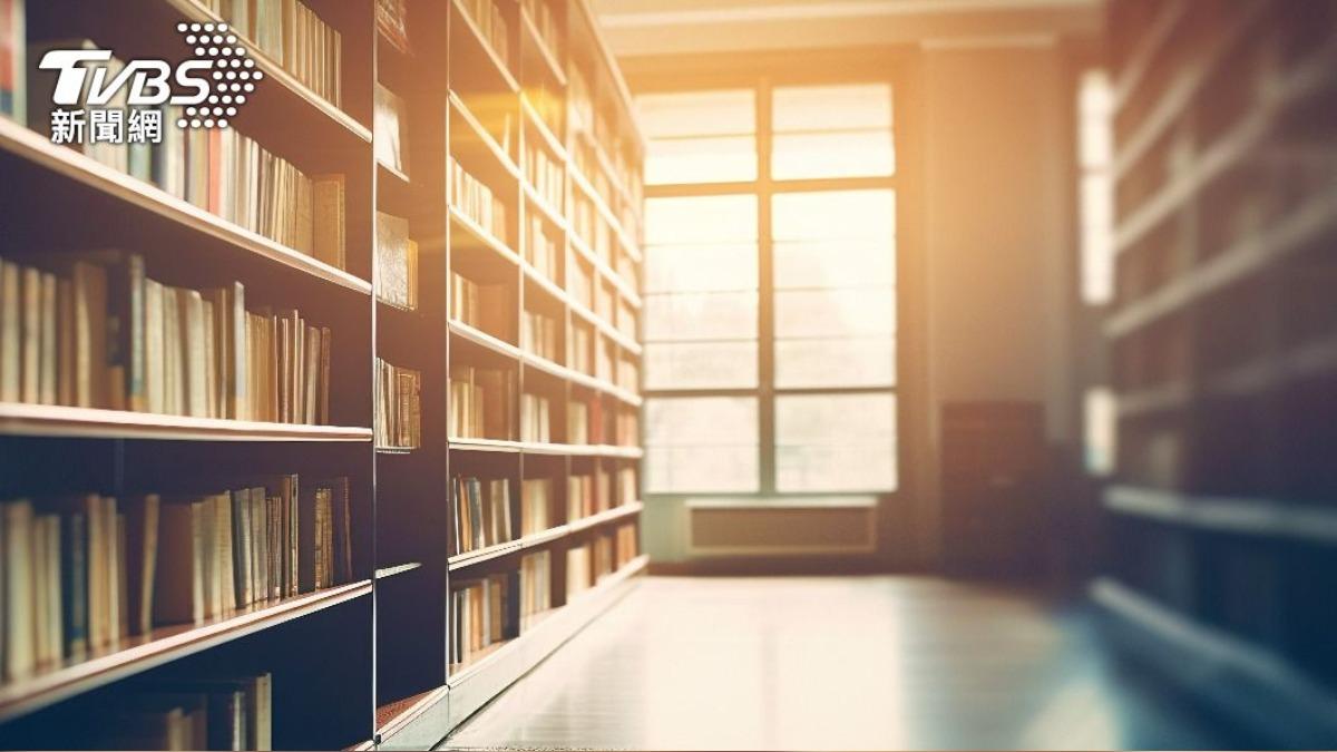 阿公圖書館忘情「DIY」!妹子求助保全 因1理由無法驅離