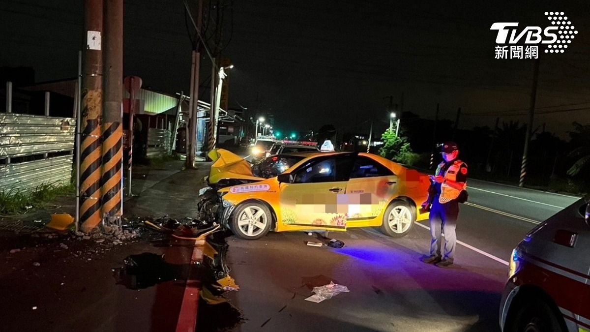 快訊/高雄小黃猛撞電線杆「車頭全爛」 運將傷重不治