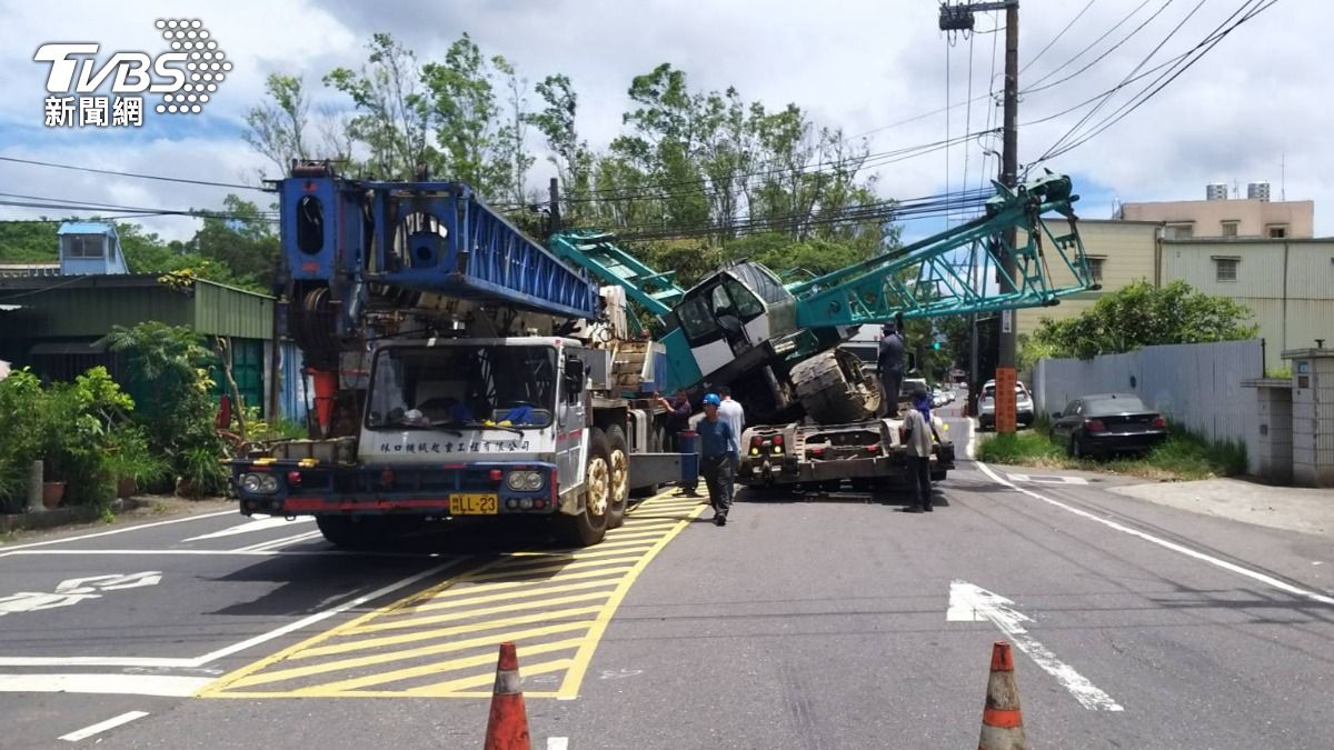 快訊／驚險瞬間！拖板車載吊車下坡過彎　吊車滑落險砸對向人車