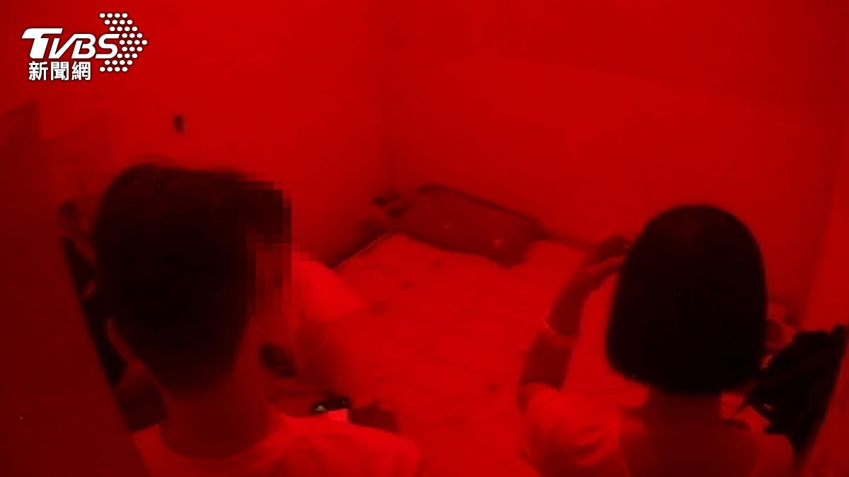 當日警方掃蕩時一對男女正在進行性交易。(圖/TVBS)