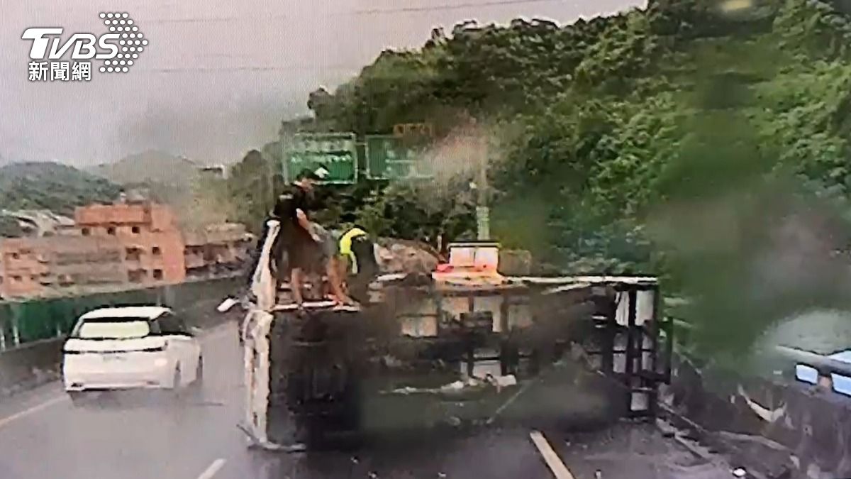 快訊/台62快速道路貨車失控翻覆 1孕婦受困平安獲救