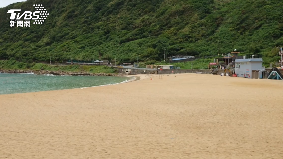 大武崙澳底沙灘,已清空所有遊客。(圖/TVBS)