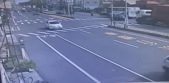 婦人遭客運、聯結車左右夾擊。（圖／TVBS）