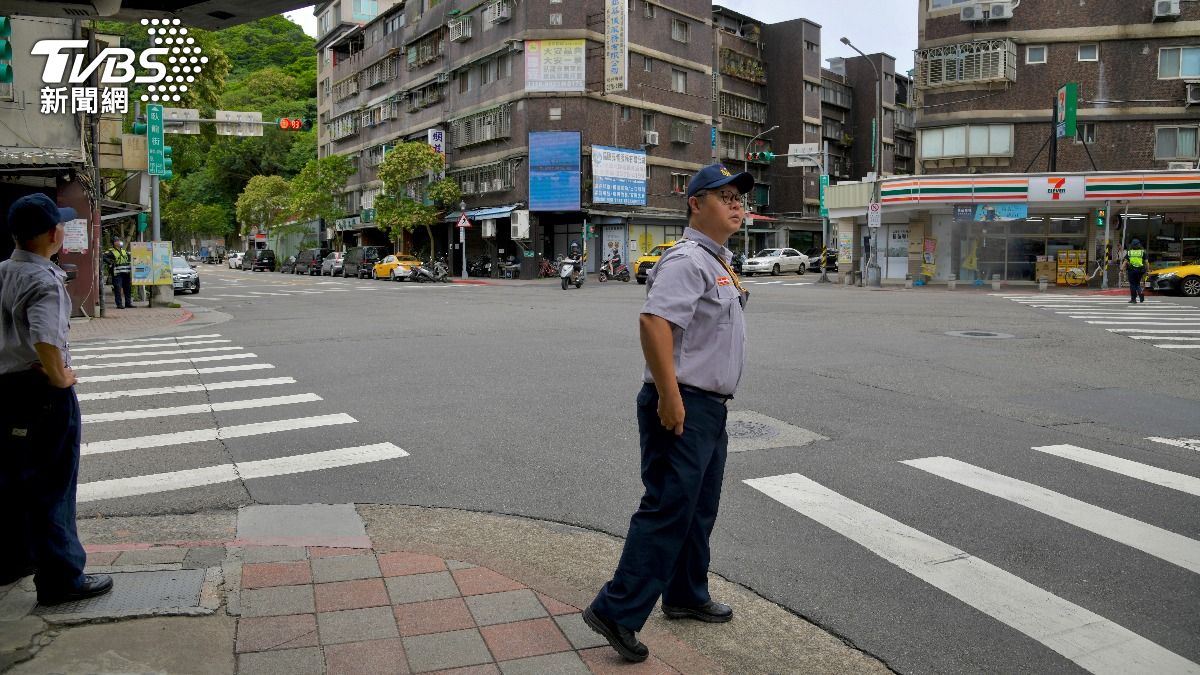 萬安47號演習於今日下午登場,街上人車聽聞警報聲後立刻排空。(圖/胡瑞麒攝)