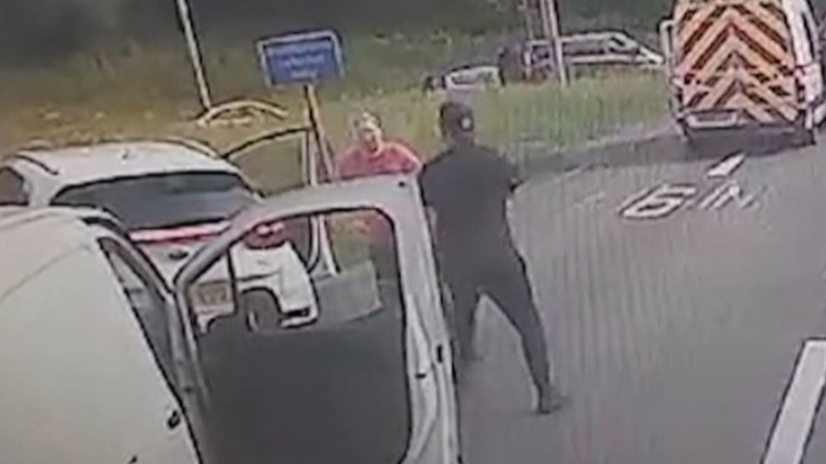 紅衣男將廂型車逼到路旁下場悽慘。（圖／翻攝自 X jjauthor）